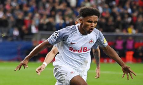 Penyerang RB Salzburg, Karim Adeyemi. Liverpool dan Borussia Dortmund sama-sama berminat meminang Adeyemi.