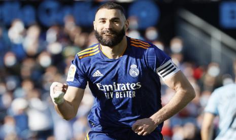 Penyerang Real Madrid Karim Benzema berselebrasi selepas menjebol gawang Celta Vigo dalam lanjutan La Liga Spanyol, Ahad (3/4/2022) dini hari WIB. 