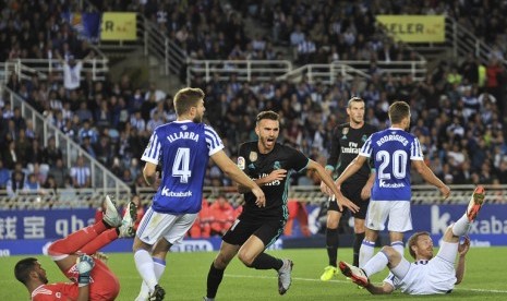 Penyerang Real Madrid Borja Mayoral (tengah) merayakan golnya ke gawang Real Sociedad dalam pertandingan La Liga di Stadion Anoeta, Senin (18/9) dini hari WIB. Madrid menang 3-1.