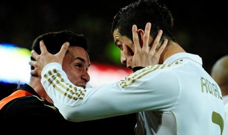 Penyerang Real Madrid Cristiano Ronaldo meluapkan kegembiraan dengan Callejon usai mencetak gol kemenangan atas Barcelona di Nou Camp (22/4)