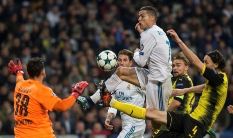 Penyerang Real Madrid Cristiano Ronaldo (tiga dari kanan) mencoba membobol gawang kiper Borussia Dortmund Roman Buerki saat pertandingan fase grup Liga Champions UEFA di Stadion Santiago Berbabeu, Madrid, Spanyol, Kamis (7/12) dini hari WIB.