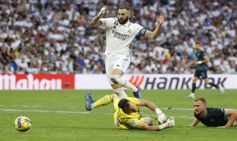 Penyerang Real Madrid Karim Benzema (atas) saat menjebol gawang Almeria dalam laga La Liga Spanyol.