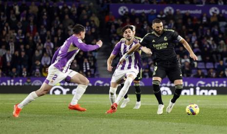 Penyerang Real Madrid Karim Benzema (kanan) menggiring bola dalam pertandingan La Liga Spanyol melawan Real Valladolid di Stadion Jose Zorrilla, Valladolid, Sabtu (31/12/2022) dini hari WIB.