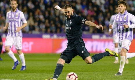 Penyerang Real Madrid Karim Benzema ketika melawan tuan rumah, Real Valladolid, pada jornada ke-27 La Liga, Senin (11/3) dini hari WIB. 