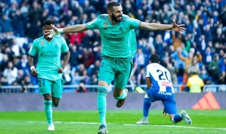 Penyerang Real Madrid Karim Benzema merayakan gol ke gawang Espanyol.