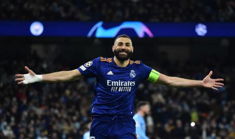 Striker Real Madrid Karim Benzema merayakan gol ke gawang Manchester City dalam pertandingan leg pertama semifinal Liga Champions, Rabu (27/4/2022) WIB.