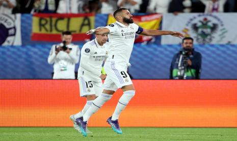 Penyerang Real Madrid Karim Benzema merayakan gol ke gawang EIntracht Frankfurt di Piala Super Eropa 2022.