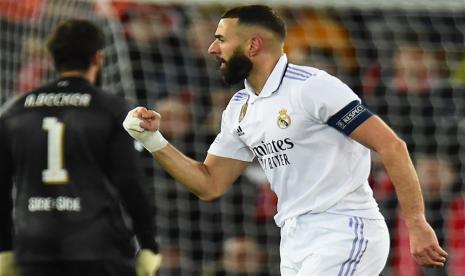 Penyerang Real Madrid Karim Benzema merayakan golnya ke gawang Liverpool dalam pertandingan leg pertama babak 16 besar Liga Champions.