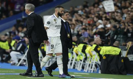 Penyerang Real Madrid Karim Benzema saat ditarik keluar lapangan dalam pertandingan 16 besar Liga Champions kontra Liverpool di Santiago Bernabeu. 