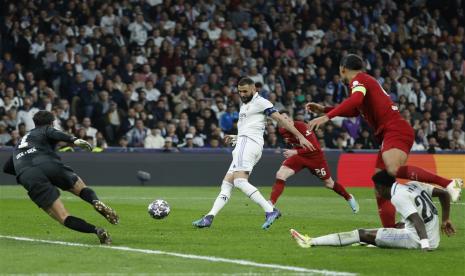 Penyerang Real Madrid Karim Benzema saat menjebol gawang Liverpool pada babak 16 besar Liga Champions.