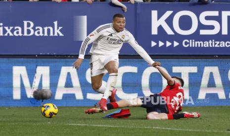 Penyerang Real Madrid Kylian Mbappe beraksi saat menghadapi Osasuna dalam pertandingan La Liga Spanyol, Sabtu (15/2/2025).