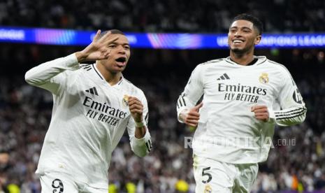 Penyerang Real Madrid Kylian Mbappe (kiri) merayakan golnya ke gawang Manchester City pada leg kedua babak playoff 16 besar Liga Champions di Santiago Bernabeu, Madrid, Kamis (20/2/2025) dining hari WIB,