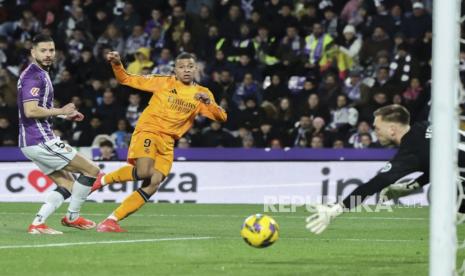 Penyerang Real Madrid Kylian Mbappe mencetak gol ke gawang Real Valladolid dalam lanjutan La Liga Spanyol.