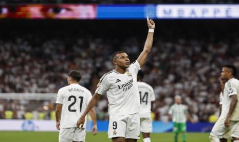 Penyerang Real Madrid Kylian Mbappe merayakan golnya ke gawang Real Betis dalam pertandingan La Liga Spanyol di Santiago Bernabeu, Senin (2/9/2024) dini hari WIB.