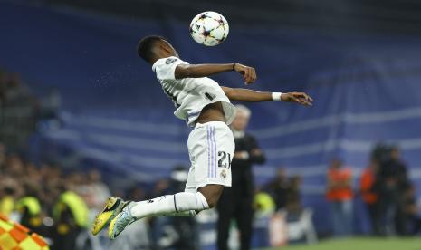 Penyerang Real Madrid Rodrygo beraksi ketika timnya menghadapi Shakhtar Donetsk pada penyisihan grup F Liga Champions di Stadion Santiago Bernabeu, Madrid, Spanyol, Kamis (6/10/2022) dini hari WIB. 