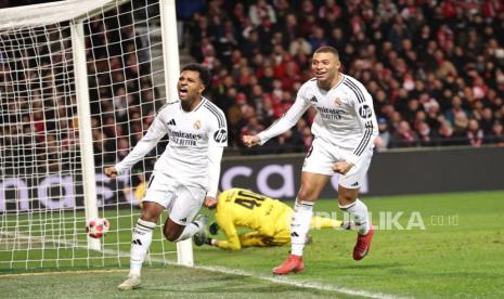 Penyerang Real Madrid Rodrygo (kiri) berselebrasi setelah mencetak gol ke gawang Brest dalam pertandingan terakhir penyisihan Liga Champions di Stade de Roudourou, Kamis (30/1/2025) dini hari WIB.