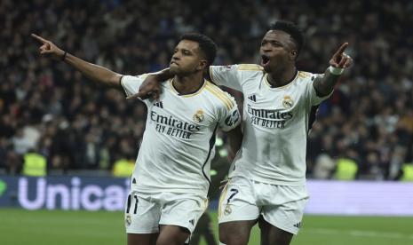 Penyerang Real Madrid Rodrygo (kiri) dan Vinicius Jr merayakan gol ke gawang Girona dalam lanjutan La Liga Spanyol, Ahad (11/2/2024) dini hari WIB. Madrid menang 4-0 dalam laga di Santiago Bernabeu.