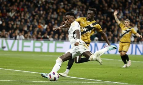 Penyerang Real Madrid Vinicius Junior (kiri) saat berlaga melawan Rayo Vallecano dalam lanjutan La Liga Spanyol di Santiago Bernabeu, Senin (6/11/2023) dini hari WIB. Gol Vinicius dianulir, Madrid ditahan imbang Rayo 0-0.