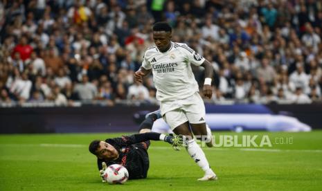 Penyerang Real Madrid Vinicius Junior mencetak gol ke gawang Osasuna dalam lanjutan La Liga Spanyol di Santiago Bernabeu, Sabtu (9/11/2024). Vinicius mencetak hattrick dalam kemenangan Madrid 4-0.