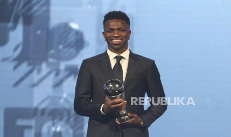 Penyerang Real Madrid Vinicius Junior menerima trofi Pemain Terbaik Pria FIFA 2024 di Doha, Qatar, Selasa (17/12/2024) malam waktu setempat.