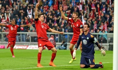 Penyerang Robert Lewandowski mencetak lima gol ke gawang Wolfsburg.