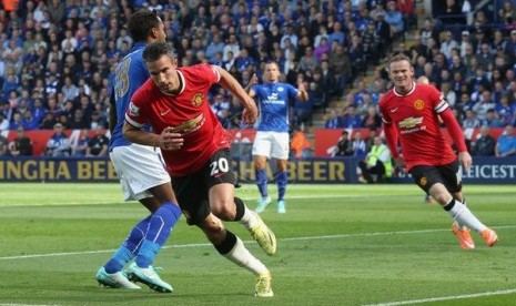 Penyerang Robin van Persie merayakan gol ke gawang Leicester City.