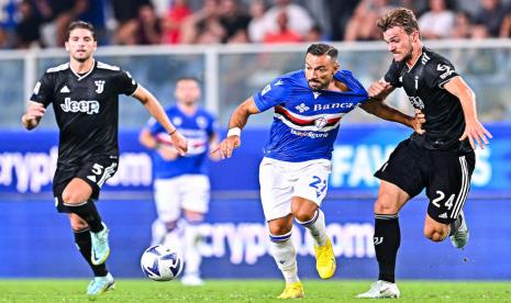 Penyerang Sampdoria Fabio Quagliarella berusaha melewati penjagaan pemain Juventus. Sampdoria menahan imbang Juventus 0-0 dalam pertandingan Serie A Liga Italia di Stadion Luigi Ferraris, Genoa, Selasa (23/8/2022) dini hari WIB.