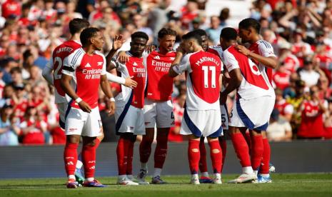 Penyerang sayap Arsenal Bukayo Saka (ketiga kiri) merayakan golnya ke gawang Wolverhampton Wanderers (Wolves) dalam pertandingan pekan pembuka Liga Primer Inggris 2024/2025 di Stadion Emirates, London, Sabtu (17/8/2024). 