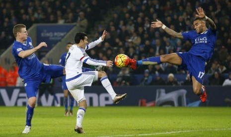 Penyerang sayap Chelsea Pedro berebut bola dengan pemain Leicester City Danny Simpson