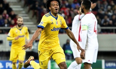 Penyerang sayap Juventus Juan Cuadrado merayakan golnya ke gawang Olympiakos.