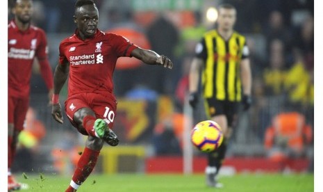 Penyerang sayap Liverpool Sadio Mane melepaskan tendangan ke gawang Watford.