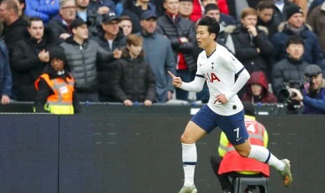 Penyerang sayap Tottenham Hostpur Son Heung-Min merayakan gol.