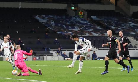 Penyerang sayap Tottenham Hotspur Son Heung-min (tengah) menjebol gawang LASK di Liga Europa.