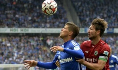 Penyerang Schalke 04, Jan Klass Huntelar gagal membawa klubnya mengalahkan Hanover 96. Dalam pertandingan itu, Huntelar menyumbang satu gol.