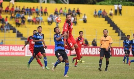 Penyerang Semen Padang Marcel Silva (merah) berusaha menyundul bola.