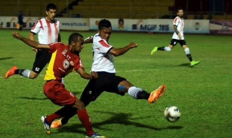 Penyerang Semen Padang Nur Iskandar (kiri) menendang bola dibayangi bek Persija Gunawan Dwi Cahyo, pada pertandingan Grup A, SCM Cup 2015 di Stadion Agus Salim, Padang, Rabu (21/1). Persija menang telak atas tuan rumah Semen Padang dengan skor 4-1. 