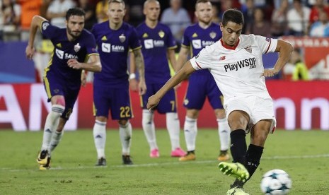 Penyerang Sevilla Ben Yedder saat mencetak gol dari titik putih ke gawang Maribor.