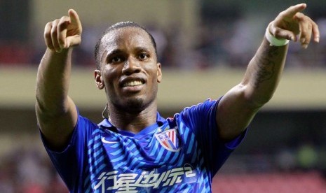 Penyerang Shanghai Shenhua asal Pantai Gading, Didier Drogba melakukan selebrasi usai mencetak gol ke gawang Hangzhhou green town di Shanghai Hongkou Stadium, Shangai, 4 Agustus 2012. 