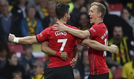 Penyerang Southampton Shane Long merayakan gol ke gawang Watford