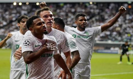 Winger Sporting Lisbon, Marcus Edwards (kiri), melakukan selebrasi bersama rekan-rekannya ketika mencetak gol ke gawang lawan.