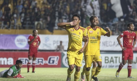 Penyerang Sriwijaya FC Rizky Dwi Ramadhana (kiri) melakukan selebrasi bersama rekan satu timnya seusai mencetak gol ke gawang PS Barito Putera saat pertandingan Liga 1 2018 di Stadion Gelora Sriwijaya Jakabaring (GSJ), Palembang, Sumatra Selatan, Senin (12/11).