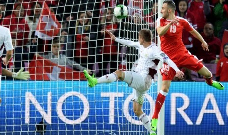 Penyerang Swiss Josip Drmic mencetak gol ke gawang Latvia dalam laga kualifikasi Piala Dunia 2018, di Jenewa,, Swiss, Ahad (26/3) dini hari WIB.