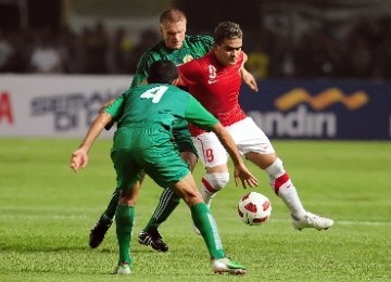 Penyerang Tim Nasional Indonesia Christian Gonzales, berusaha melewati hadangan penjaga gawang Turkmenistan dalam laga leg kedua Pra Kualifikasi Piala Dunia 2014 di Stadion Gelora Bung Karno, Senayan, Jakarta, Kamis (28/7).