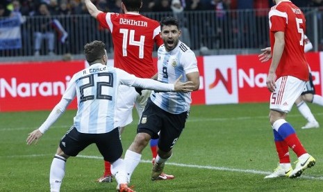 Penyerang timnas Argentina, Sergio Aguero (kedua kanan) merayakan golnya ke gawang Rusia dalam laga persahabatan di Stadion Luzhniki, Moskow, Sabtu (11/11).