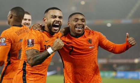 Penyerang timnas Belanda Memphis Depay (kiri) dan rekannya Steven Bergwijn merayakan gol kedua timnya saat melawan Norwegia pada laga terakhir penyisihan Grup G Piala Dunia 2022 di Rotterdam, Rabu (17/11).