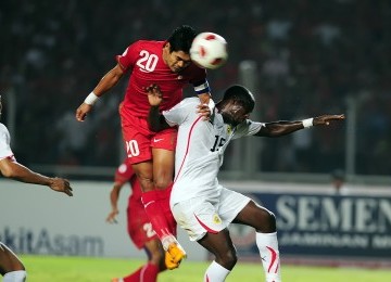 Penyerang Timnas Indonesia, Bambang Pamungkas, melakukan sundulan melewati hadangan pemain Bahrain, pada laga kedua putaran III kualifikasi Piala Dunia 2014 Zona Asia. (Republika/Edwin Dwi Putranto)