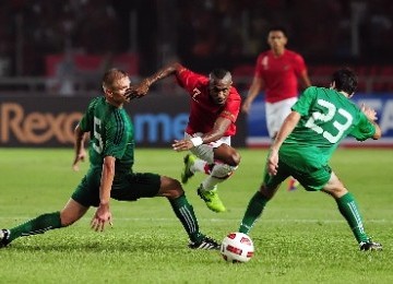 Penyerang timnas Indonesia, Boaz Salossa, melewati hadangan dua pemain Turkmenistan saat laga leg kedua Pra Kualifikasi Piala Dunia 2014 di Stadion Gelora Bung Karno, Senayan, Jakarta.