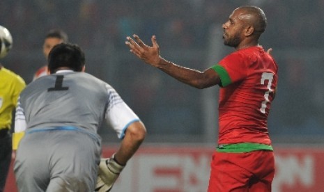 Penyerang timnas Indonesia Boaz Salossa (merah).