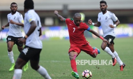 Penyerang timnas Indonesia Boaz Solossa melepaskan tendangan ke arah gawang saat laga persahabatan melawan Fiji di Stadion Patriot Chandrabaga, Bekasi, Sabtu (2/9).