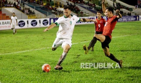 Penyerang timnas Indonesia, Ilija Spasojevic (kiri) beraksi saat menghadapi Mongolia pada turnamen Aceh World Solidarity Cup (AWSC) 2017.